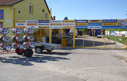 A kapu büszkén hirdeti, a forgalmaztott gumiabroncs márkákat: Continental, Michelin, Goodyear, BFGoodrich, Dunlop, Mitas, Hankook, Metzeler, Toyo, Pirelli, Bridgestone, Kormoran, America, Wee Rubber, Semperit, Debica, Matador, Vredestein, Barum, Nokian, Cooper tire, Roadstone, Falken